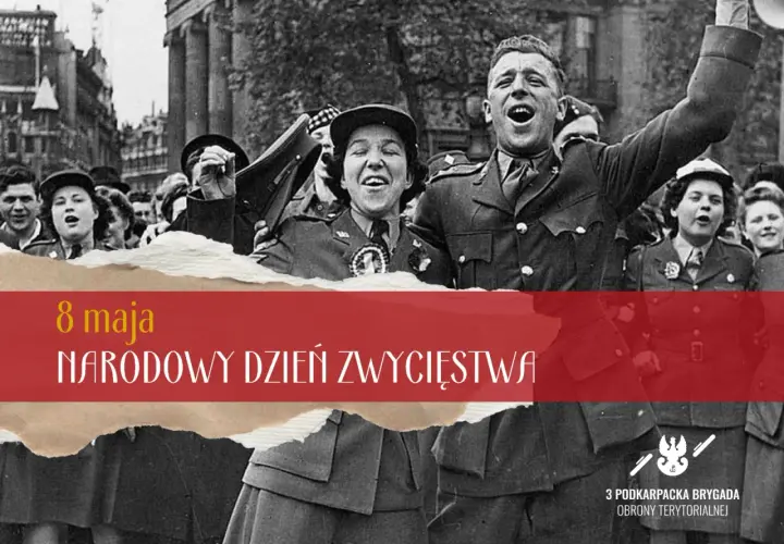 Radosny tłum świętuje Narodowy Dzień Zwycięstwa. W tle widać żołnierzy i cywilów, a na pierwszym planie napis "8 maja Narodowy Dzień Zwycięstwa".