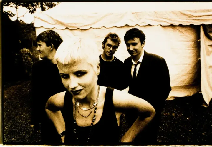 The Cranberries, zespół znany z piosenki "Zombie", na zdjęciu z Dolores O'Riordan na pierwszym planie.