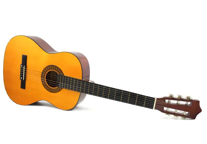 Klasyczna gitara akustyczna z drewnianym korpusem i sześcioma strunami, gotowa do zagrania melodii.