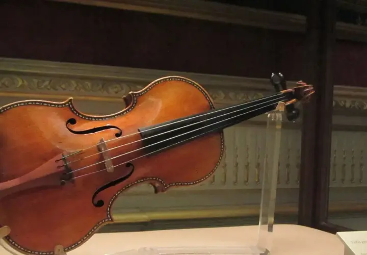 Piękny skrzypce Stradivarius, jak rozpoznać oryginał? Zwróć uwagę na detale, lakier i kształt.