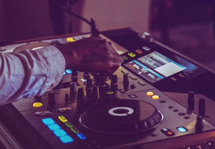 DJ czy orkiestra na wesele - co wybrać, aby uniknąć rozczarowania?