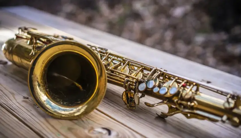 Do jakiej grupy instrumentów należy saksofon? Odkryj jego tajemnice