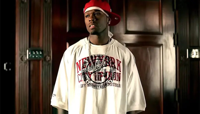 50 Cent w czerwonej czapce i białej koszulce z napisem "New York City", jak w teledysku "50 cent candy shop tekst".