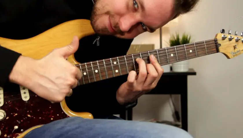 Najlepsze chwyty na gitarze elektrycznej, które musisz znać, aby grać lepiej
