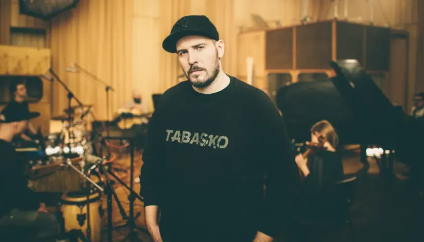 Michał Graczyk, producent, w studiu nagraniowym z muzykami.