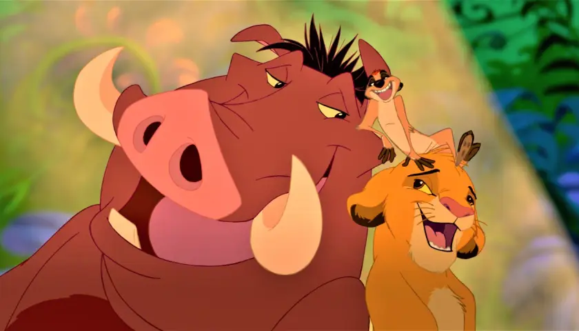 Pumba, Timon i Simba cieszą się życiem, śpiewając "hakuna matata tekst po polsku".