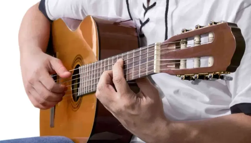 Dłoń grająca na gitarze akord b dur.