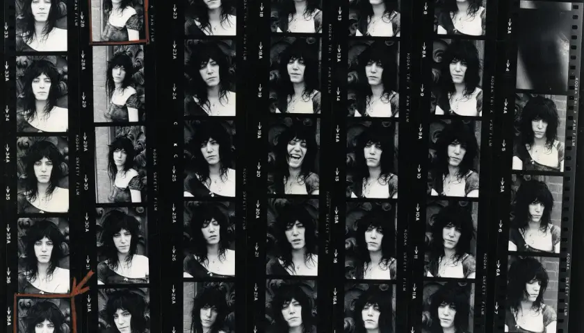 Patti Smith na kliszy filmowej, jakby z okładki "Strachy na lachy czarny chleb tekst". Wiele ujęć tej samej artystki.