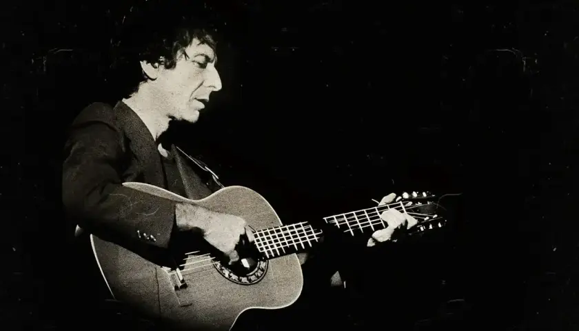 Leonard Cohen gra na gitarze, a jego muzyka przypomina o pięknej Suzanne.