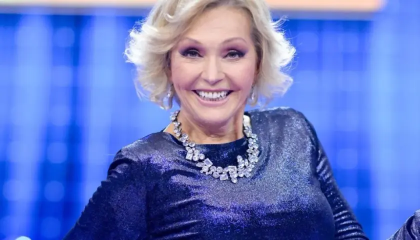 Uśmiechnięta Helena Vondráčková w błyszczącej, granatowej sukni i okazałym naszyjniku z cyrkonii.