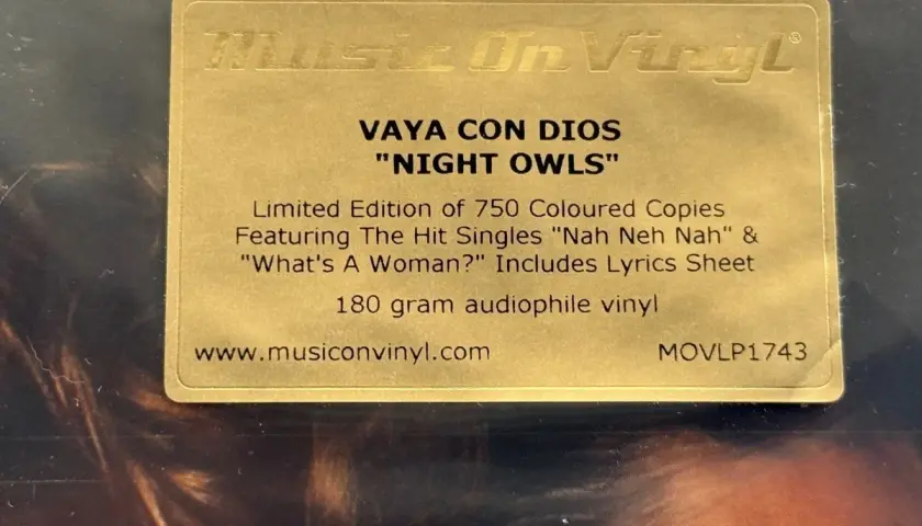 Złota naklejka na płycie Vaya con Dios "Night Owls". Limitowana edycja 750 kolorowych kopii, zawiera hity i arkusz tekstów.
