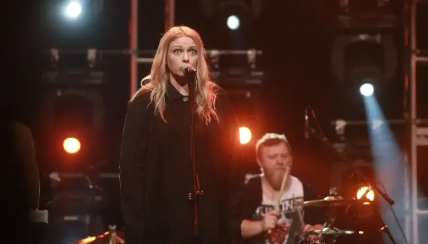 Wokalistka na scenie, w tle perkusista. W tej chwili liczy się tylko muzyka, bo "nic innego się nie liczy" po polsku.