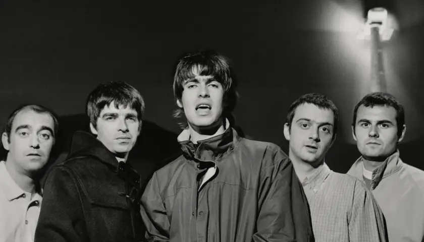 Oto znane zespoły muzyczne zagraniczne: Liam i Noel Gallagherowie z Oasis, w towarzystwie kolegów z zespołu, gotowi na koncert.