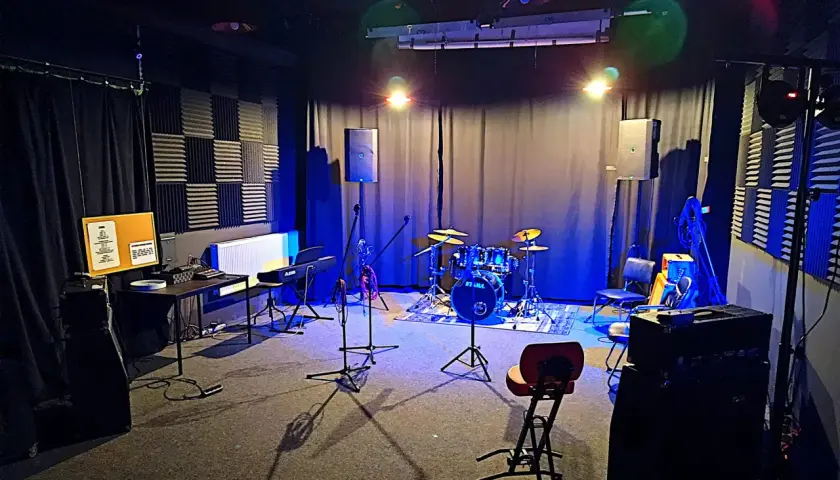 Scena gotowa do jammin! Perkusja, keyboard, mikrofony i wzmacniacze czekają na muzyków.