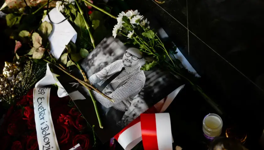 Czarne róże, białe kwiaty i zdjęcie uśmiechniętego mężczyzny. Wstęga z napisem "Exeter Polonia" i polska flaga. Wokół panuje cisza.