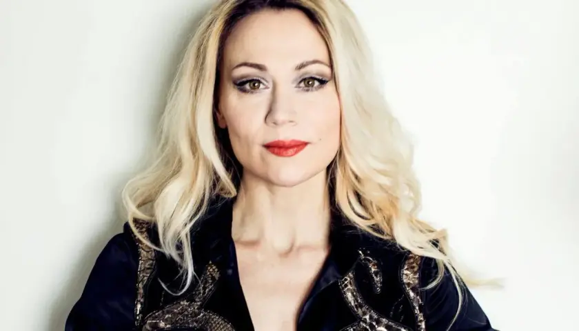 Anna Eriksson, z blond włosami i wyrazistym makijażem, w czarnej, zdobionej kurtce.