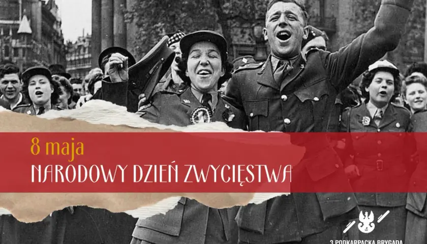 Radosny tłum świętuje Narodowy Dzień Zwycięstwa. W tle widać żołnierzy i cywilów, a na pierwszym planie napis "8 maja Narodowy Dzień Zwycięstwa".