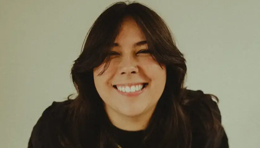 Uśmiechnięta Gigi Perez, jakby śpiewała "Sailor Song".