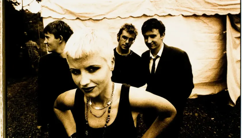 The Cranberries, zespół znany z piosenki "Zombie", na zdjęciu z Dolores O'Riordan na pierwszym planie.