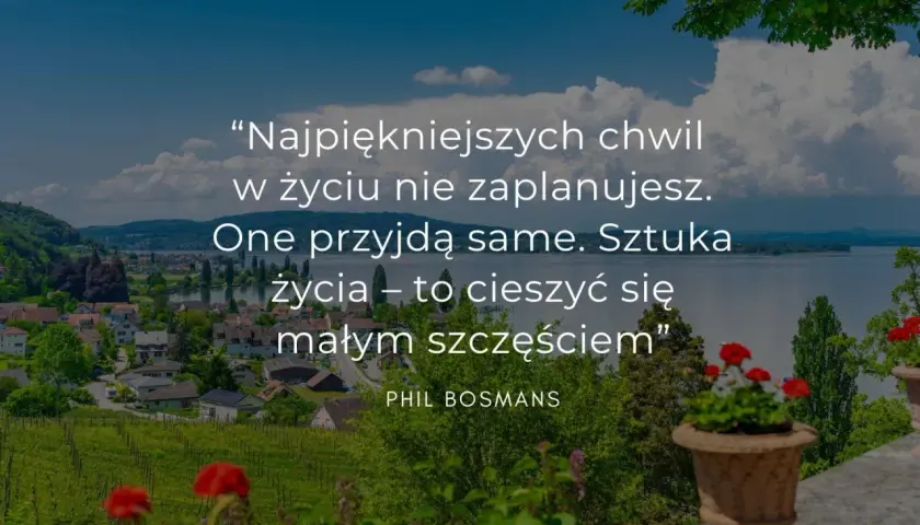 Krajobraz z jeziorem i miasteczkiem, z cytatem o życiu i szczęściu.