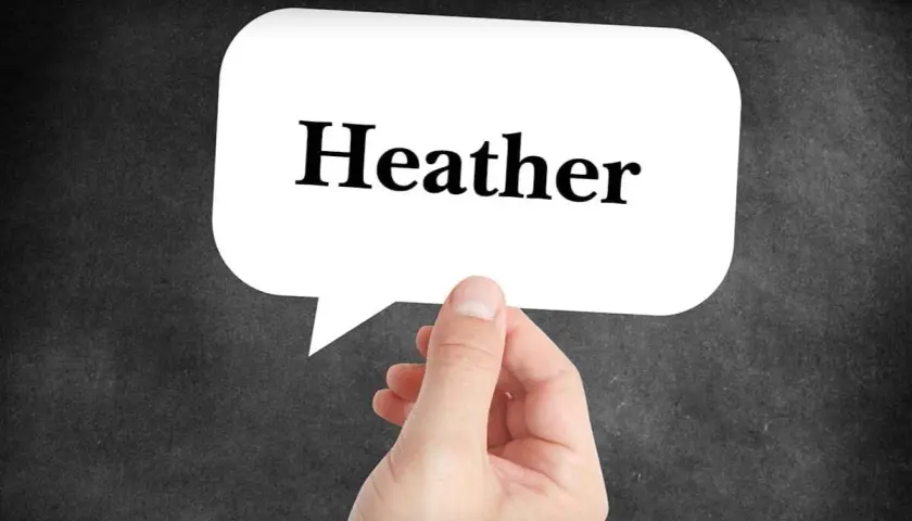 Dłoń trzyma białe dymek z napisem "Heather" na ciemnym tle.