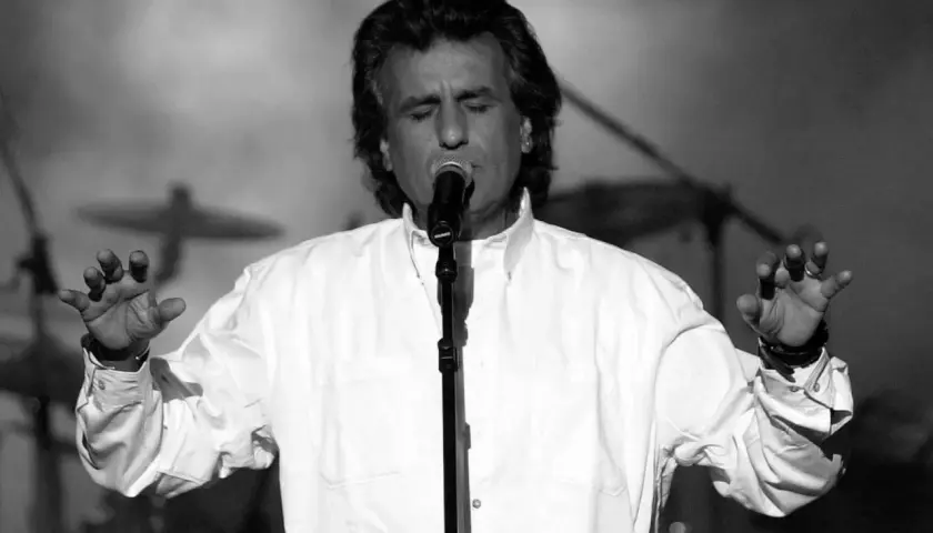 Toto Cutugno śpiewa "L'Italiano", z zamkniętymi oczami i uniesionymi rękami.
