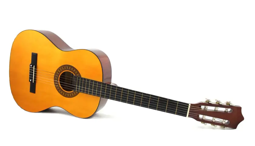 Klasyczna gitara akustyczna z drewnianym korpusem i sześcioma strunami, gotowa do zagrania melodii.