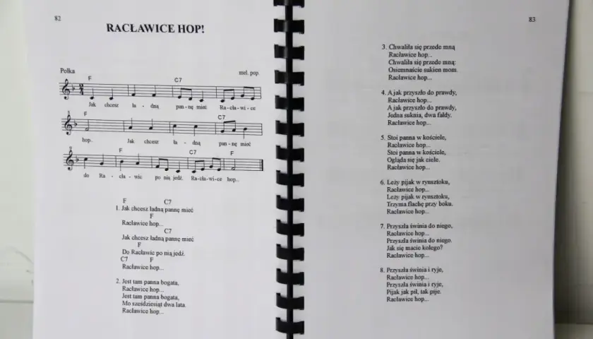 Strona z nutami i tekstami znanych piosenek ludowych, w tym "Racławice hop!".