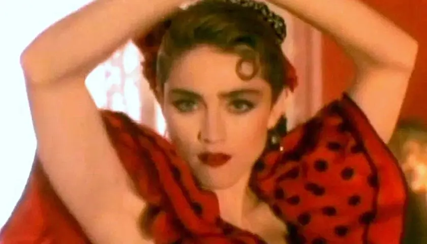 Madonna w czerwonej sukni w grochy, tańczy jak na "la isla bonita po polsku".