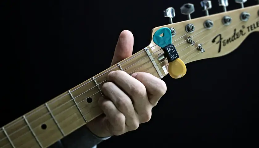 Dłoń grająca akord a dur na gitarze Fender Telecaster. Kostka z uchwytem Rombo.