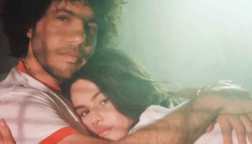 Jonas Brothers "Leave Before You Love Me" tekst: czułe objęcie pary, ona wtulona w jego ramię, on obejmuje ją.