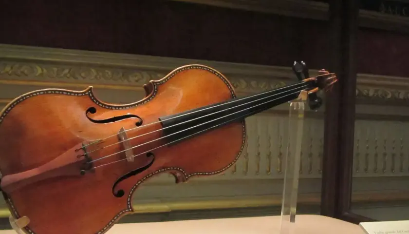 Piękny skrzypce Stradivarius, jak rozpoznać oryginał? Zwróć uwagę na detale, lakier i kształt.