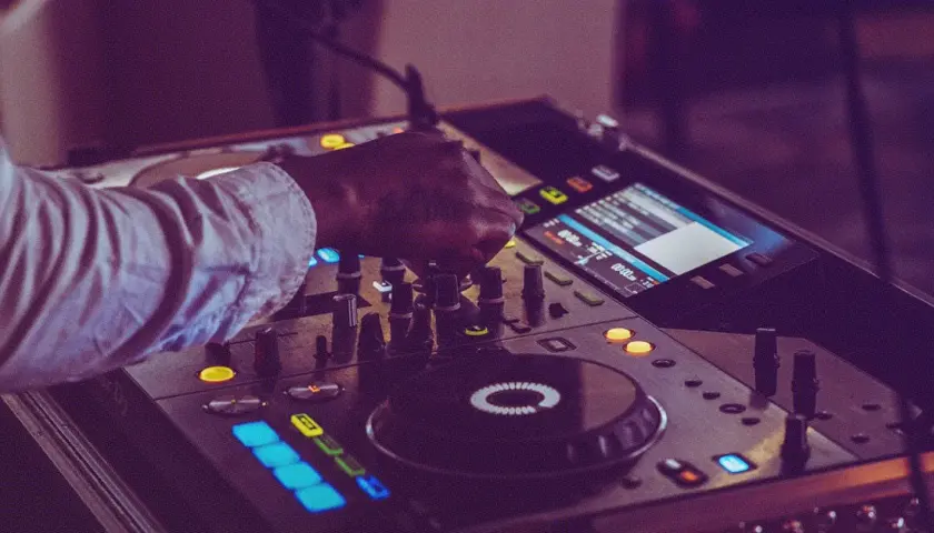 DJ czy orkiestra na wesele - co wybrać, aby uniknąć rozczarowania?