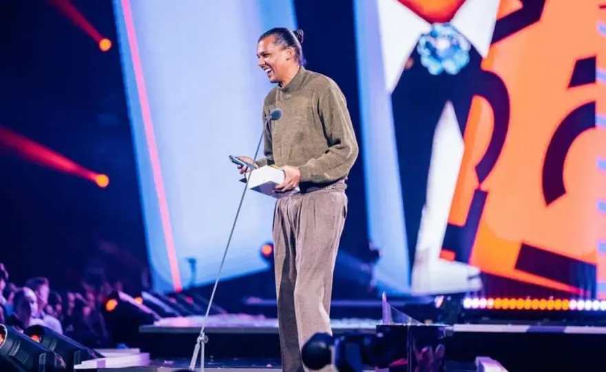 Papaoutai tekst po polsku - O czym naprawdę jest hit Stromae?