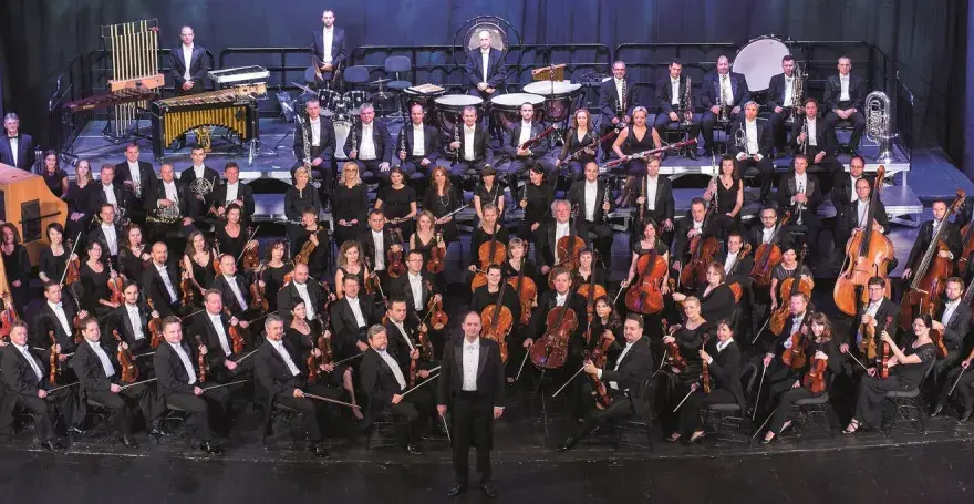 Nazwa miejsca, które zajmuje orkiestra podczas koncertu - co musisz wiedzieć
