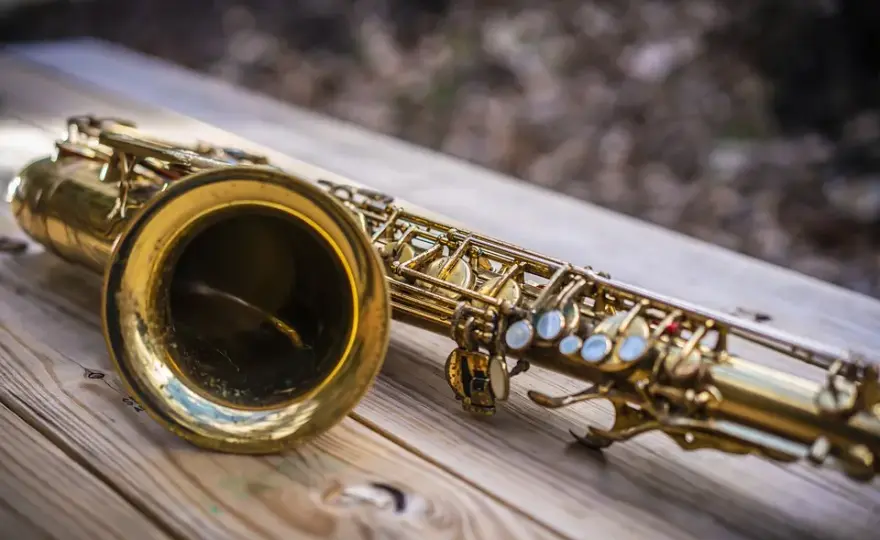 Do jakiej grupy instrumentów należy saksofon? Odkryj jego tajemnice