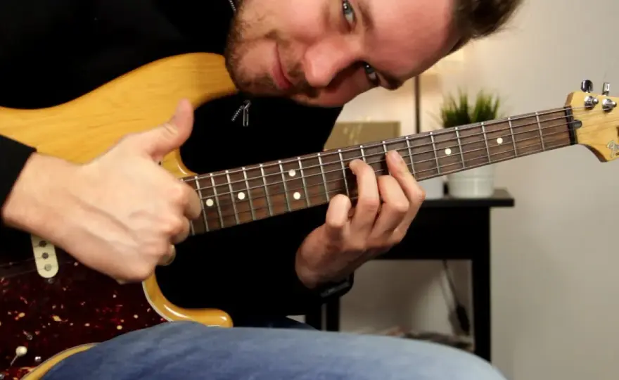 Najlepsze chwyty na gitarze elektrycznej, które musisz znać, aby grać lepiej