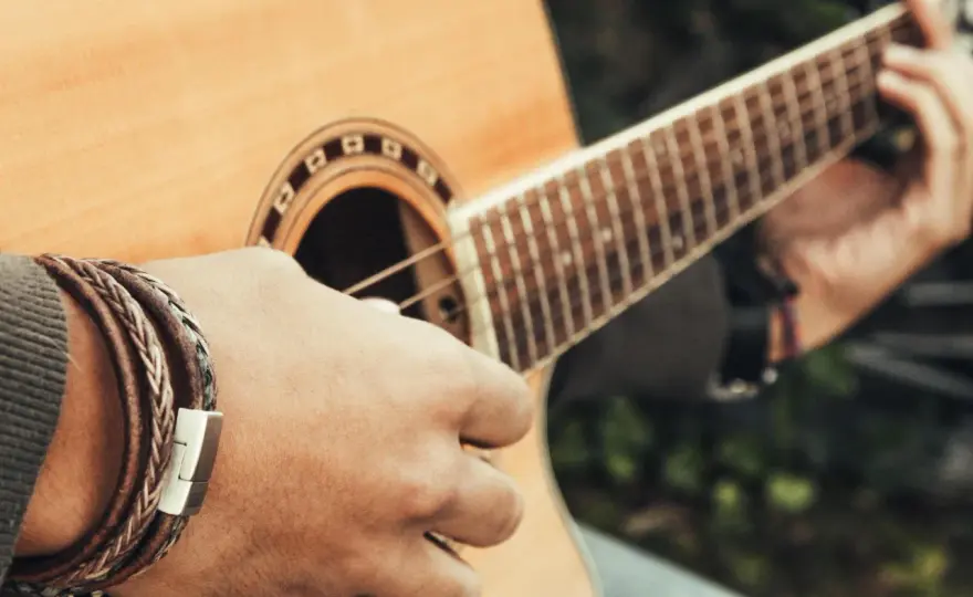 Akord D-dur na gitarze - Jak uniknąć błędów i grać czysto?