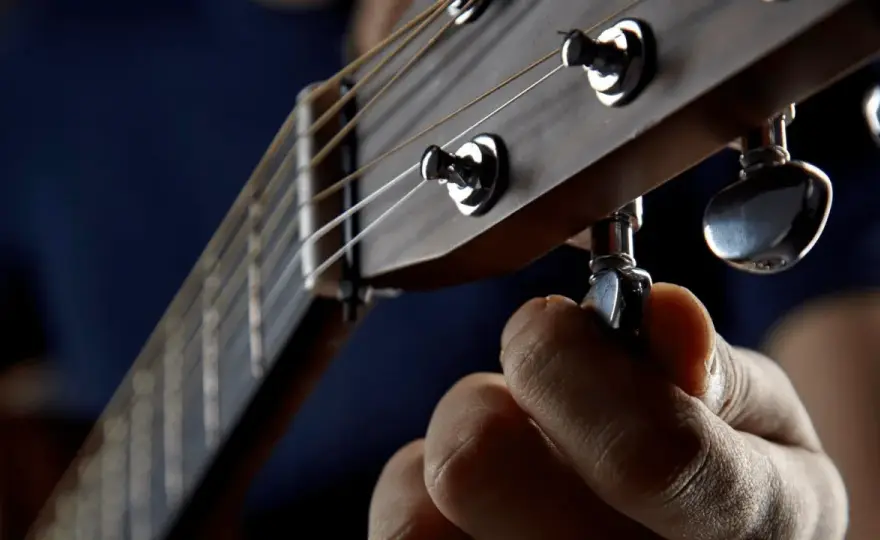 Strojenie Drop A - Jak nastroić gitarę i uzyskać potężne brzmienie?