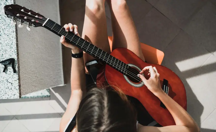 Akord G na gitarze - jak zagrać go czysto i bez blokad
