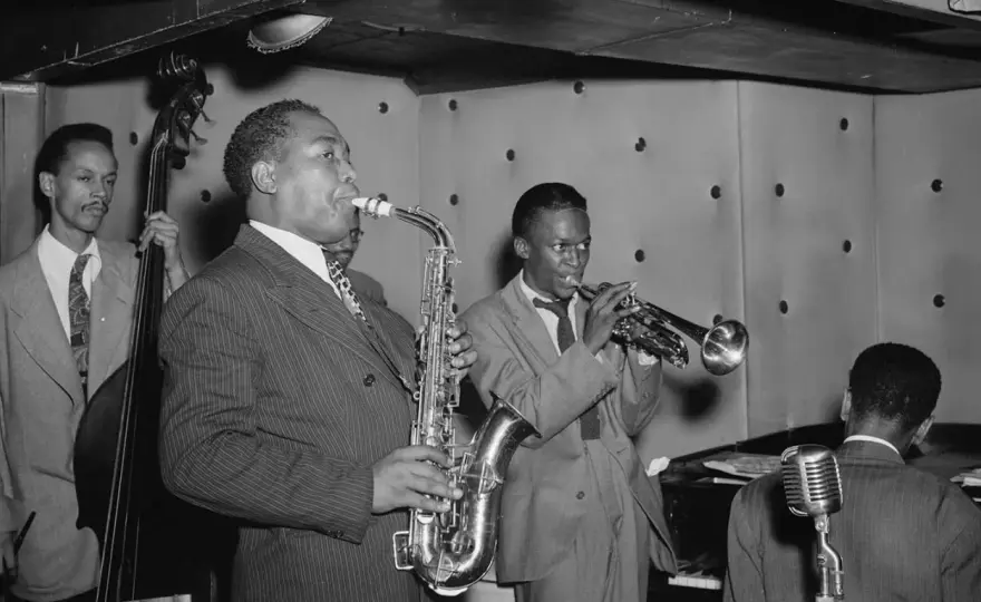 Ekspresyjny styl jazzowy: Zrozumienie bebopu i jego wpływu na jazz