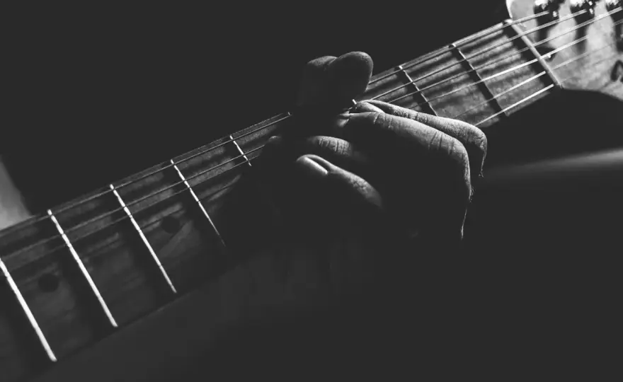 E na gitarze - Jak zagrać czysty akord E-dur i uniknąć błędów?
