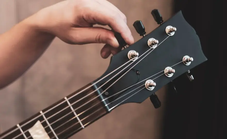 D standard tuning - Jak nastroić gitarę o cały ton niżej?