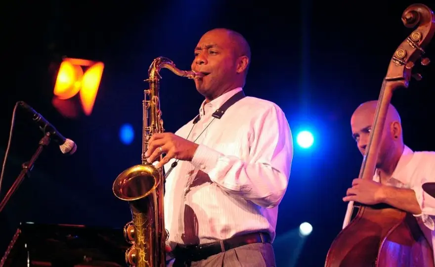 Najlepsi wokaliści jazzowi: ich wpływ i niezapomniane style