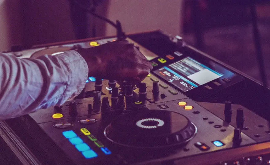 DJ czy orkiestra na wesele - co wybrać, aby uniknąć rozczarowania?