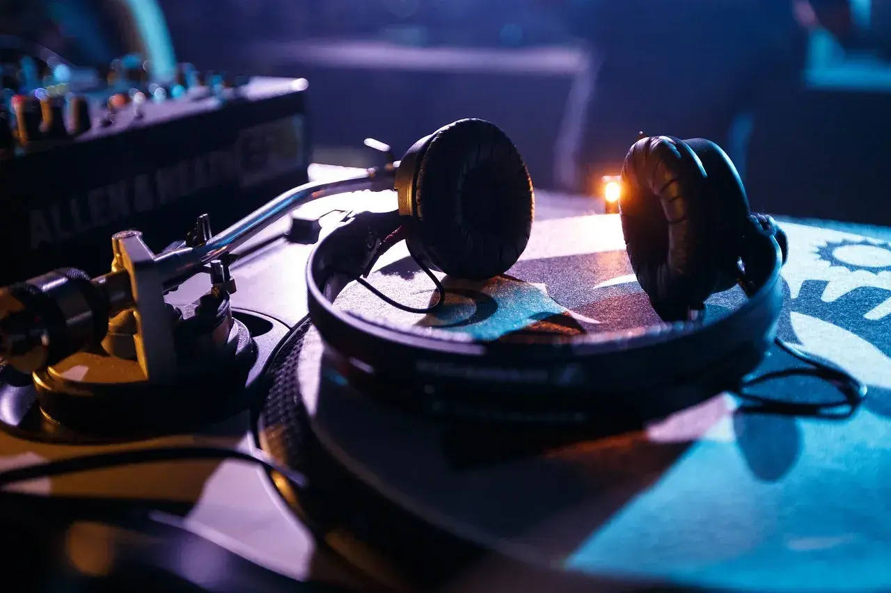 Słuchawki na gramofonie, gotowe do transpozycji dźwięku. Mikser Allen & Heath w tle.