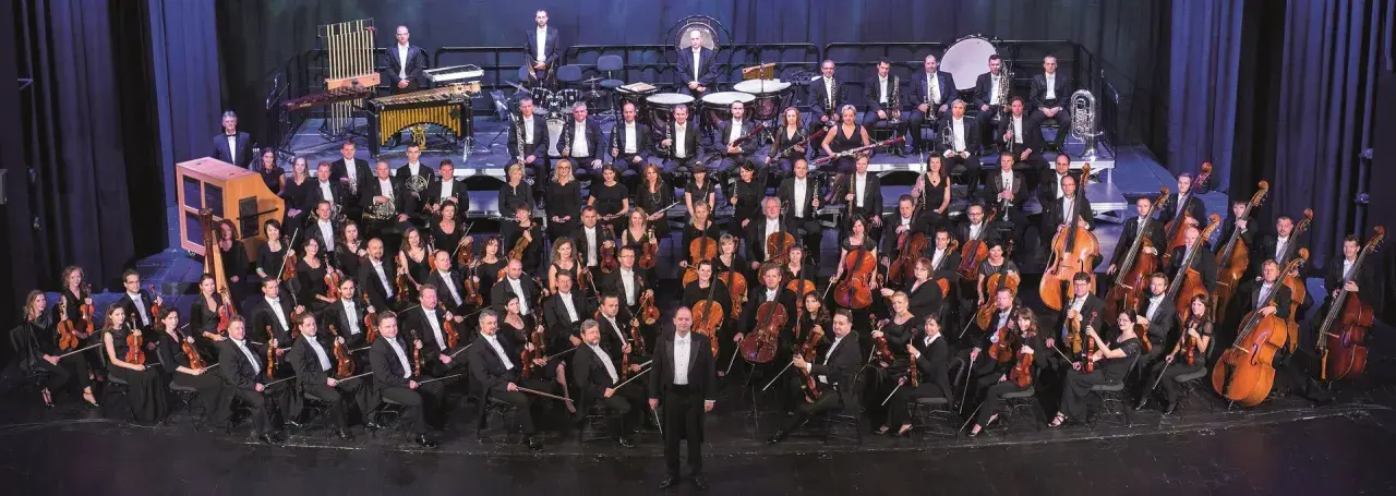 Nazwa miejsca, które zajmuje orkiestra podczas koncertu - co musisz wiedzieć