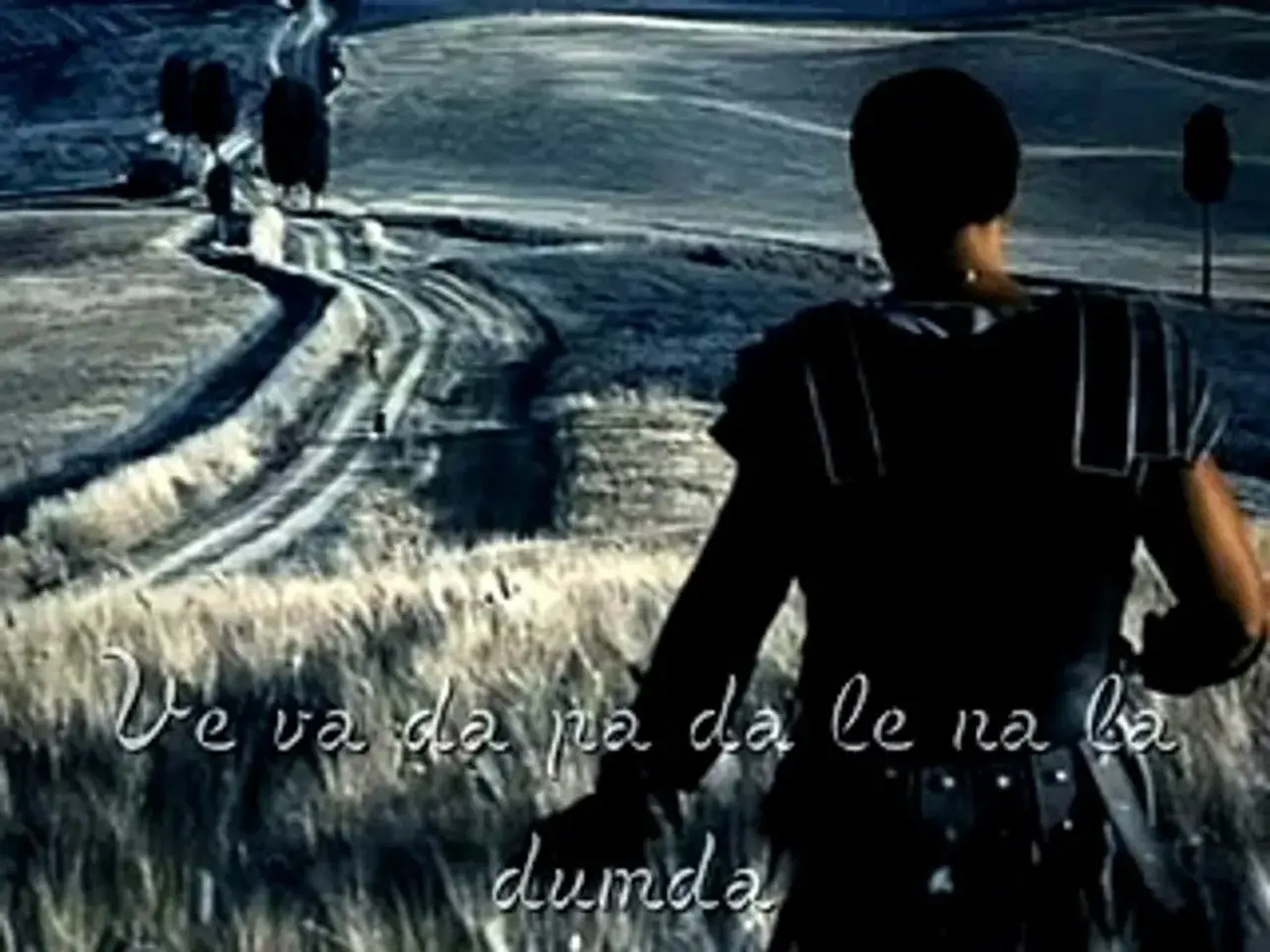 Gladiator w zbroi na tle drogi, jakby słuchał piosenki.
