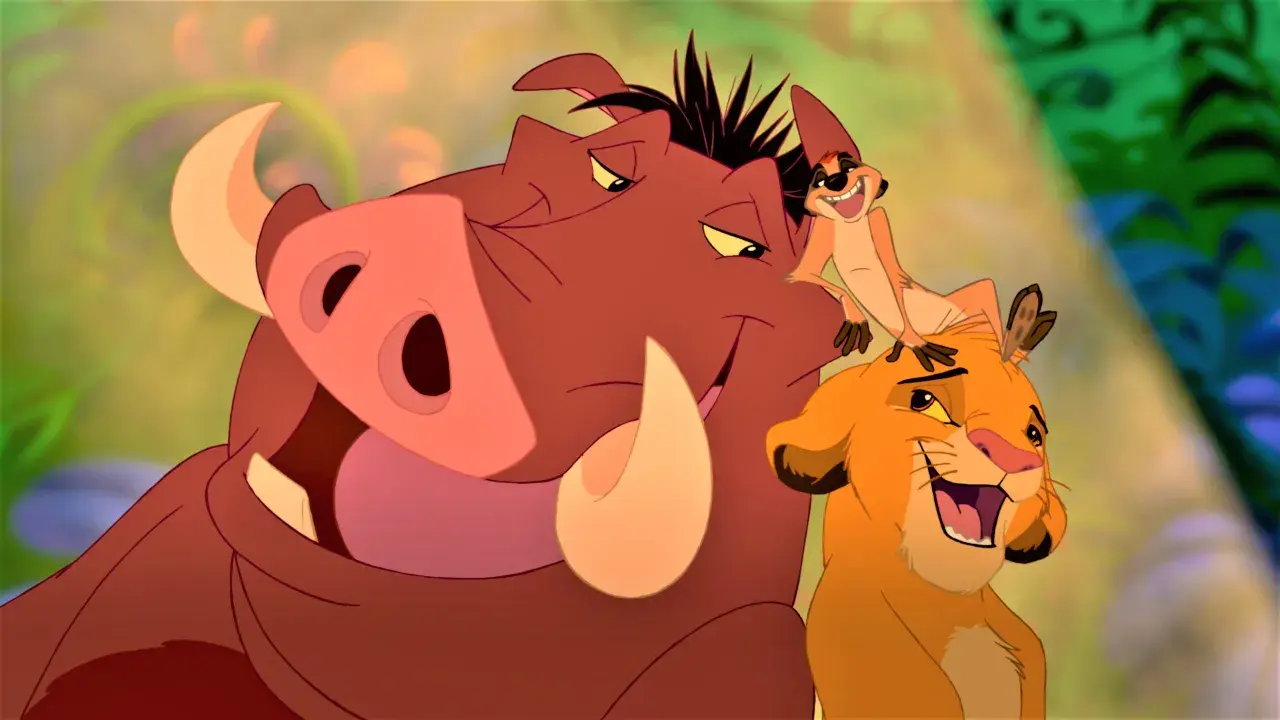 Pumba, Timon i Simba cieszą się życiem, śpiewając "hakuna matata tekst po polsku".