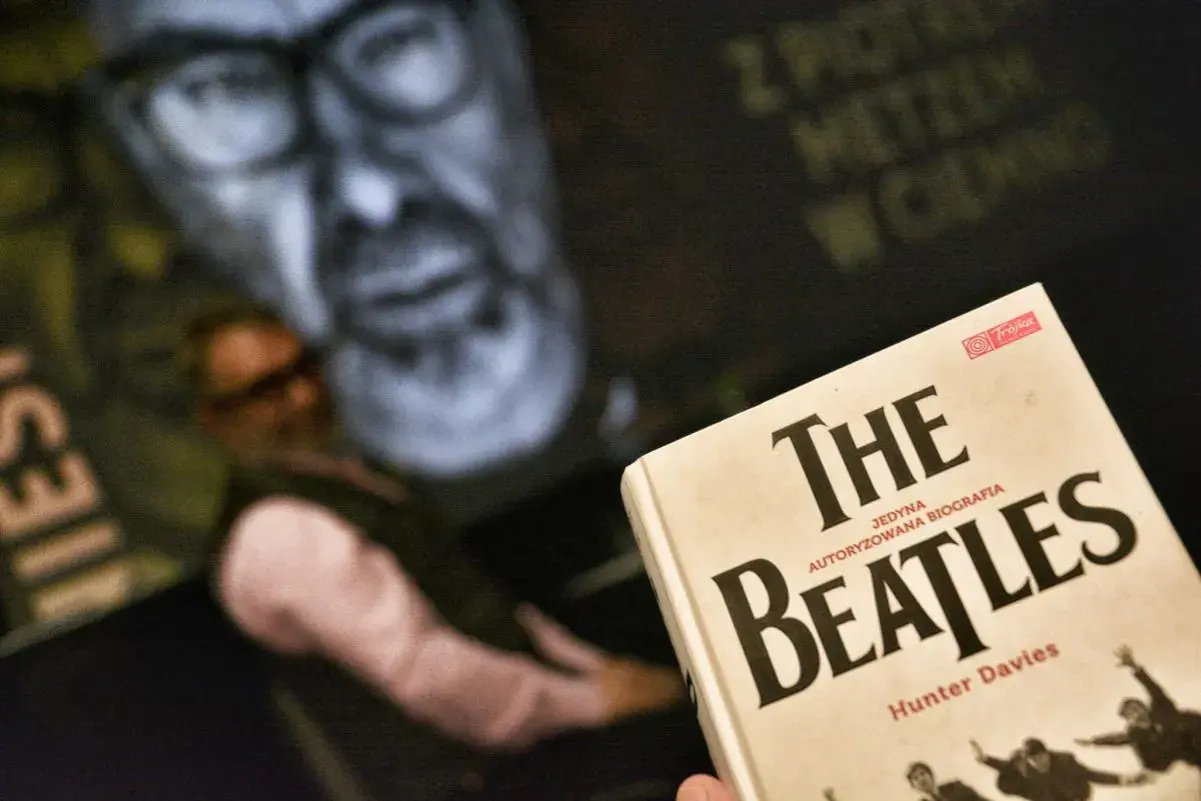 Książka "The Beatles" Huntera Daviesa, a w tle portret mężczyzny. Czasem wracamy do przeszłości.
